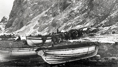 Crew unloading the James Caird, Dudley Docker and Stancombe Wills
