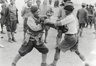 Porters boxing at Tengkye